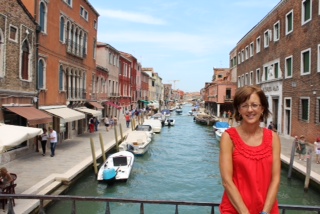 she-makes-any-city-look-better